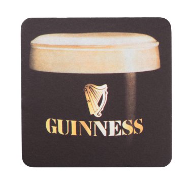 Londra, İngiltere - 22 Ağustos 2018: beyaz zemin üzerine izole Guinness kağıt bira beermat coaster.