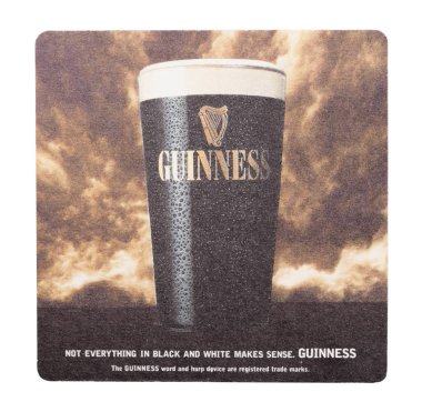 Londra, İngiltere - 22 Ağustos 2018: beyaz zemin üzerine izole Guinness kağıt bira beermat coaster.