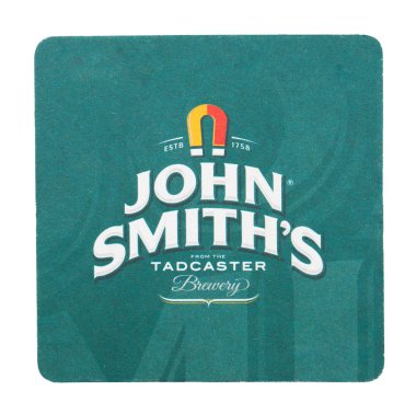 Londra, İngiltere - 22 Ağustos 2018: beyaz zemin üzerine izole John Smith'in kağıt bira beermat coaster.