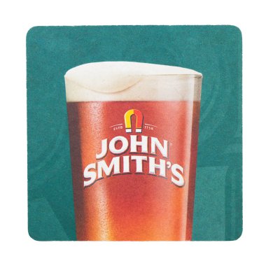 Londra, İngiltere - 22 Ağustos 2018: beyaz zemin üzerine izole John Smith'in kağıt bira beermat coaster.