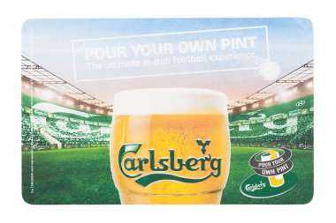 Londra, İngiltere - 22 Ağustos 2018: beyaz zemin üzerine izole Carlsberg kağıt bira beermat coaster.