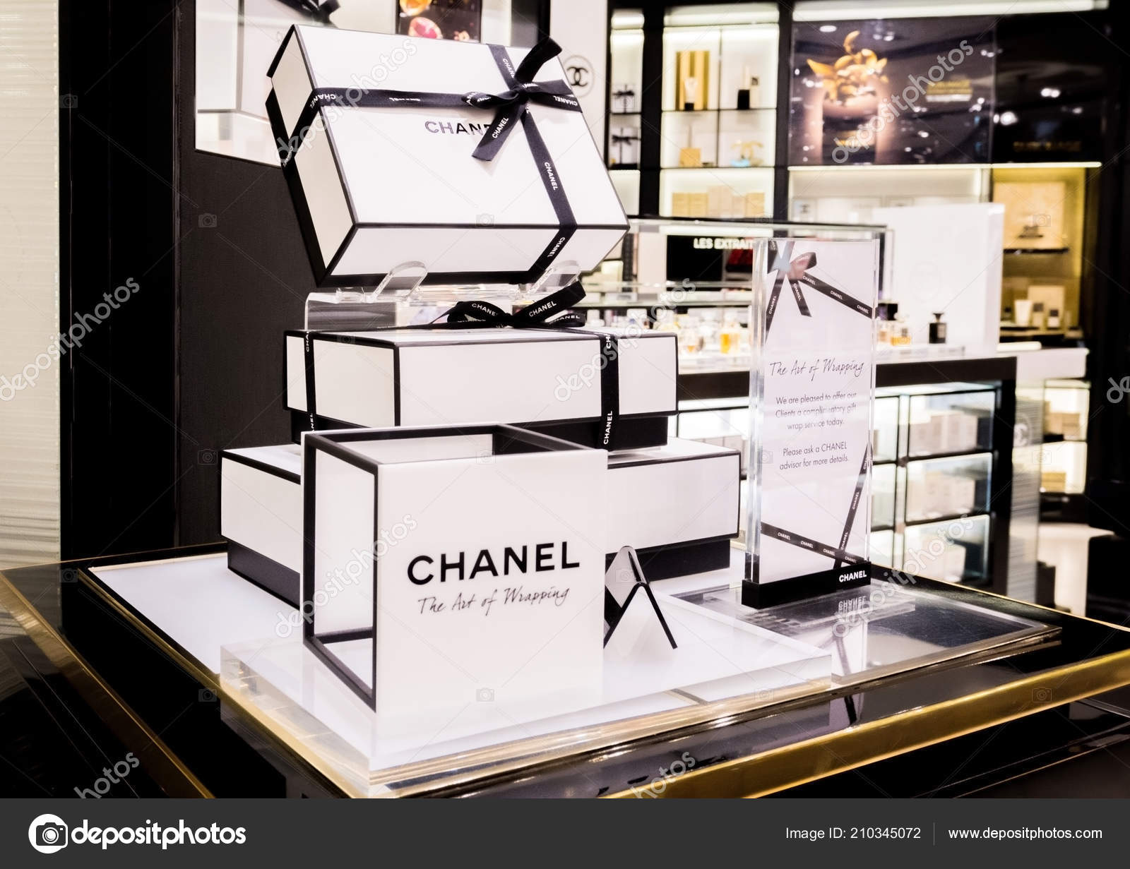 London August 2018 Chanel Perfume Cosmetic Makeup Luxury Collection Boutique  – Stock Editorial Photo © DenisMArt #210345072