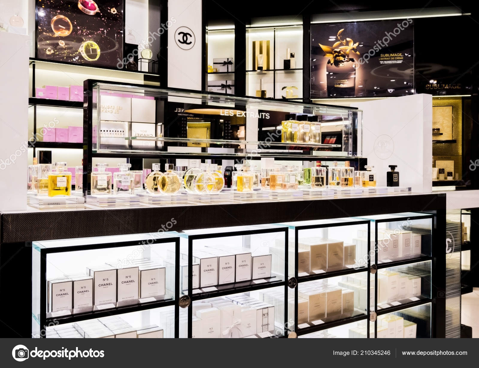 London August 2018 Chanel Perfume Cosmetic Luxury Collection Boutique Store  – Stock Editorial Photo © DenisMArt #210345246
