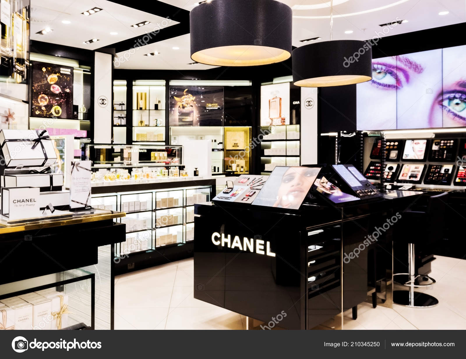 LONDON, UK - AUGUST 31, 2018: Chanel perfume and cosmetic makeup luxury  collection in boutique store. Elegant shop Stock Photo - Alamy