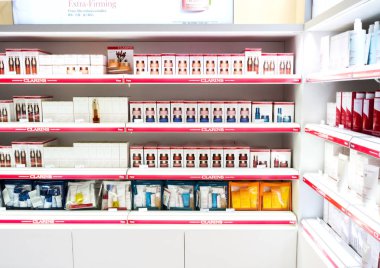 Londra, İngiltere - 31 Ağustos 2018:Clarins parfüm ve kozmetik makyaj lüks koleksiyon butik mağaza. Zarif Dükkanı.