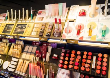 Londra, İngiltere - 31 Ağustos 2018:Clarins parfüm ve kozmetik makyaj lüks koleksiyon butik mağaza. Zarif Dükkanı.