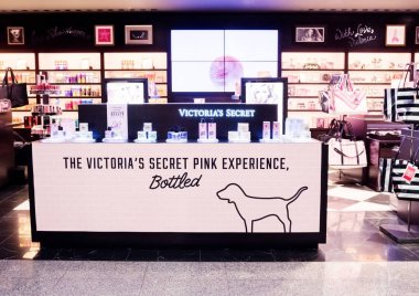 Londra, İngiltere - 31 Ağustos 2018: Victoria's Secret ürünleri lüks moda mağaza raflarında.