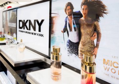 Londra, İngiltere - 31 Ağustos 2018:Dkny parfüm ve kozmetik lüks koleksiyon butik mağaza. Zarif Dükkanı.