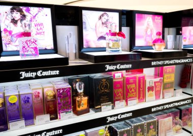Londra, İngiltere - 31 Ağustos 2018: Juicy Couture ve Britney Spears parfüm ve kozmetik lüks koleksiyon butik mağaza. Zarif Dükkanı.