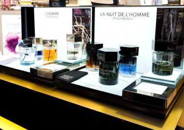 Londra, İngiltere - 31 Ağustos 2018: Yves Saint Laurent parfüm ve kozmetik makyaj lüks koleksiyon butik mağaza. Zarif Dükkanı.