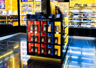 Londra, İngiltere - 31 Ağustos 2018: Yves Saint Laurent parfüm ve kozmetik makyaj lüks koleksiyon butik mağaza. Zarif Dükkanı.