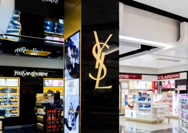 Londra, İngiltere - 31 Ağustos 2018: Yves Saint Laurent parfüm ve kozmetik makyaj lüks koleksiyon butik mağaza. Zarif Dükkanı.