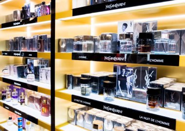 Londra, İngiltere - 31 Ağustos 2018: Yves Saint Laurent parfüm ve kozmetik makyaj lüks koleksiyon butik mağaza. Zarif Dükkanı.