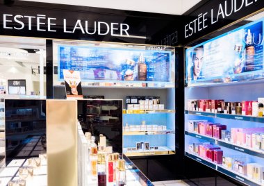 Londra, İngiltere - 31 Ağustos 2018: Estee Lauder parfüm ve kozmetik makyaj lüks koleksiyon butik mağaza. Zarif Dükkanı.