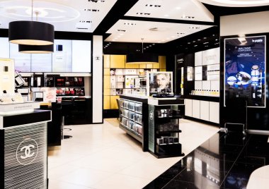 Londra, İngiltere - 31 Ağustos 2018: Chanel parfüm ve kozmetik makyaj lüks koleksiyon butik mağaza. Zarif Dükkanı.