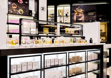 Londra, İngiltere - 31 Ağustos 2018: Chanel parfüm ve kozmetik lüks koleksiyon butik mağaza. Zarif Dükkanı.