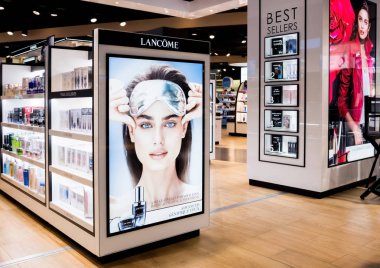 Londra, İngiltere - 31 Ağustos 2018: Lancome Parfüm ve kozmetik koleksiyonu Duty Free mağazasında.