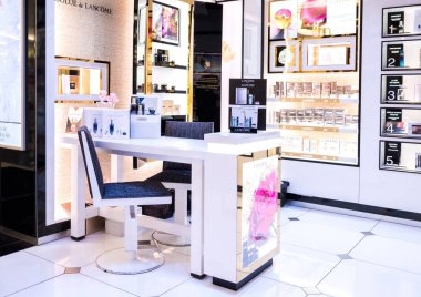 Londra, İngiltere - 31 Ağustos 2018: Lancome Parfüm ve kozmetik koleksiyonu Duty Free mağazasında.