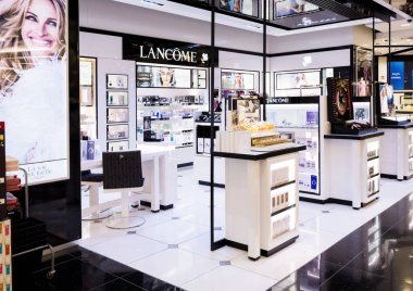 Londra, İngiltere - 31 Ağustos 2018: Lancome Parfüm ve kozmetik koleksiyonu Duty Free mağazasında.