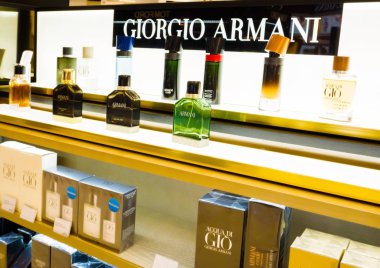 Londra, İngiltere - 31 Ağustos 2018: Giorgio Armani parfüm ve kozmetik koleksiyonunda Duty Free Mağazası Havaalanı.
