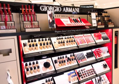 Londra, İngiltere - 31 Ağustos 2018: Giorgio Armani ruj ve Duty Free Mağazası havaalanında kozmetik parfüm koleksiyonu.