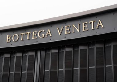 Londra, İngiltere - 31 Ağustos 2018: Botega Veneta logo lüks moda mağaza sergilenen.