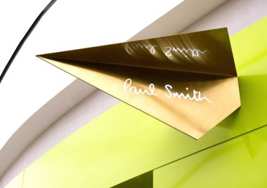 Londra, İngiltere - 31 Ağustos 2018: Paul Smith logo lüks moda mağaza sergilenen.