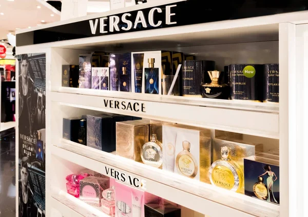 Londra Agosto 2018 Profumo Versace Collezione Cosmetica Lusso Boutique Store — Foto Stock
