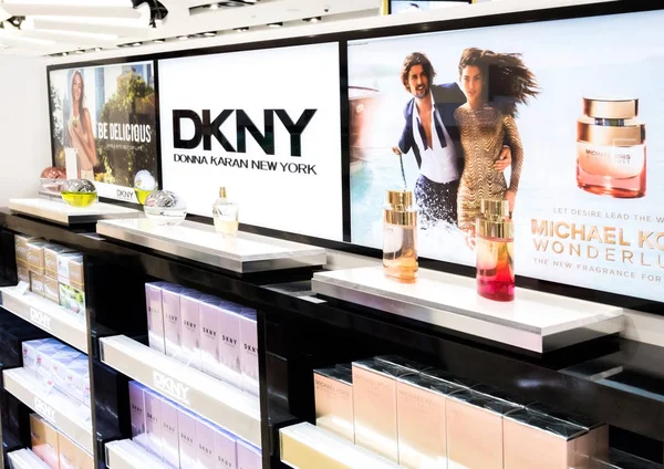 Лондон Великобритания Августа 2018 Года Dkny Духи Косметические Роскошные Коллекции — стоковое фото