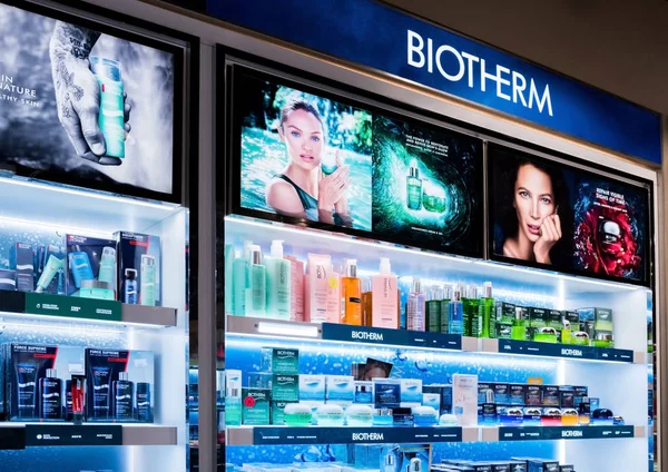 Londýn Srpna 2018 Biotherm Parfémy Kosmetické Kolekce Duty Free Obchodě — Stock fotografie