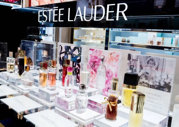Londra, İngiltere - 31 Ağustos 2018: Estee Lauder parfüm ve kozmetik makyaj lüks koleksiyon butik mağaza. Zarif Dükkanı.
