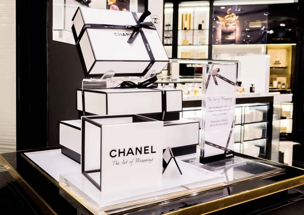London August 2018 Chanel Perfume Cosmetic Makeup Luxury Collection Boutique — Stock Photo, Image