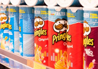 Londra, İngiltere - 31 Ağustos 2018: Pringles cips cips kaplar gıda mağaza rafındaki. Yakın çekim