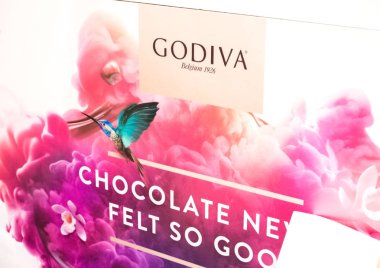 Londra, İngiltere - 31 Ağustos 2018: Godiva çikolata ekran bakkal logolu. Yakın çekim