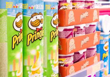 Londra, İngiltere - 31 Ağustos 2018: Pringles cips cips kaplar gıda mağaza rafındaki. Yakın çekim