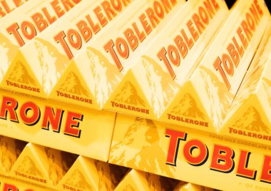 Londra, İngiltere - 31 Ağustos 2018: Tüpler Toblerone çikolata bakkal logolu. Yakın çekim