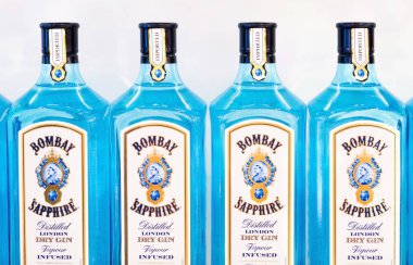 Londra, İngiltere - 31 Ağustos 2018: Bombay Sapphire Londra şişe cin tekel olarak kuru.