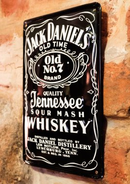 Londra, İngiltere - 31 Ağustos 2018: Jack Daniels retro vintage çelik görüntü plaka üzerinde tuğla duvar pub.