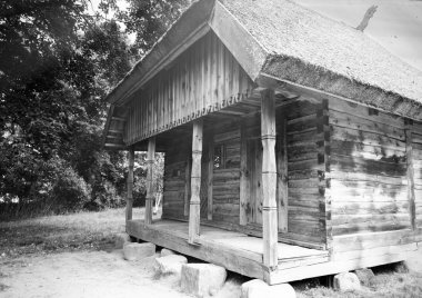 Ormanın ortasında XIX yüzyıl köyde eski moda ahşap ev. Siyah ve beyaz