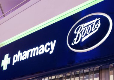 Londra, İngiltere - 31 Ağustos 2018: Bot ve eczane alışveriş merkezi deposundaki görüntülemek.