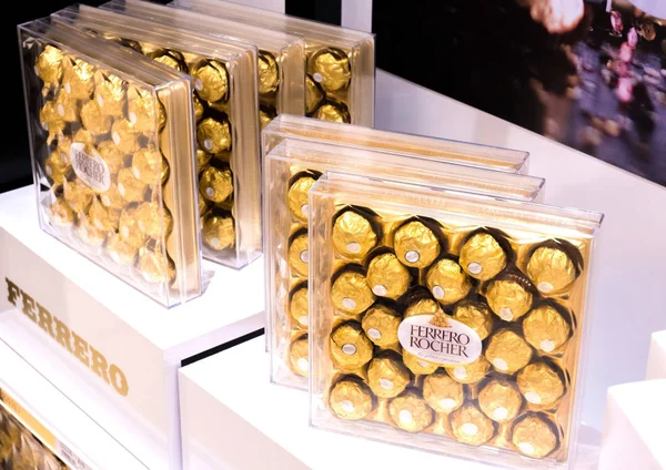 Londra Regno Unito Agosto 2018 Ferrero Rocher Cioccolato Sullo Scaffale — Foto Stock