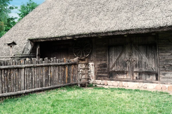 Старомодный Деревянный Дом Деревне Xix Века Длинным Деревянным Забором — стоковое фото