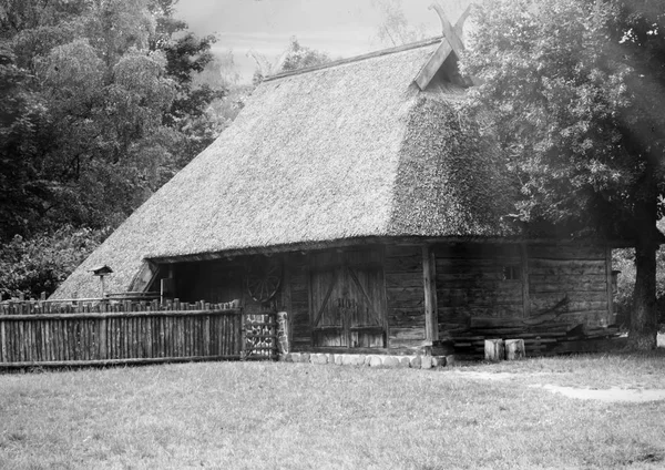 Gamla Gammaldags Timmerhus Xix Talet Byn Mitt Skogen Svart Och — Stockfoto