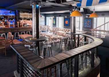 İç modern Avrupa bira bar bar eski vintage retro ahşap mobilyalar ve tarzı ile.
