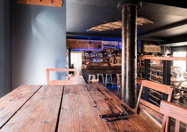 İç modern Avrupa bira bar bar eski vintage retro ahşap mobilyalar ve tarzı ile.