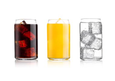 Kola ve orange soda içecek ve limonata köpüklü su bardak buz küpleri ile beyaz arka plan üzerinde