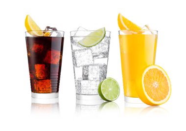 Kola ve portakal soda içmek ve limonata köpüklü su bardak buz küpleri limon ve kireç bit beyaz zemin üzerine