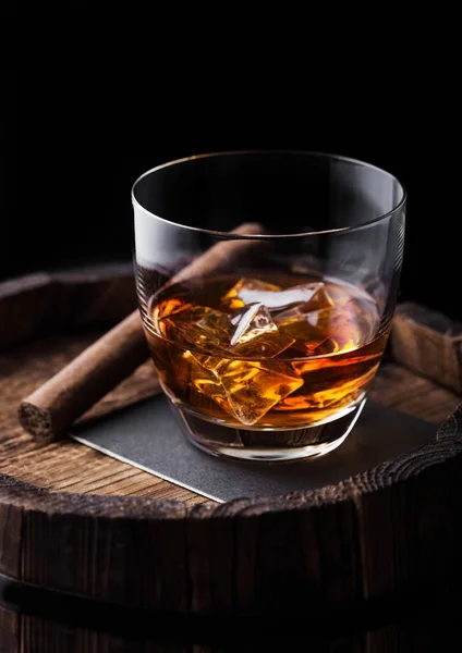 Verre Whisky Avec Glaçons Cigare Sur Dessus Tonneau Bois Cognac — Photo