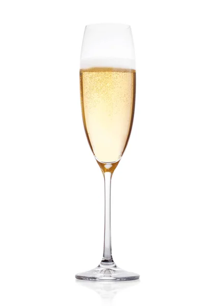 反射と白い背景の上の泡と黄色のシャンパンのエレガントなガラス — ストック写真