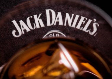 Londra, İngiltere - 04 Eylül 2018: Cam Jack Daniel's viski orijinal ahşap tahta altlığı ile.
